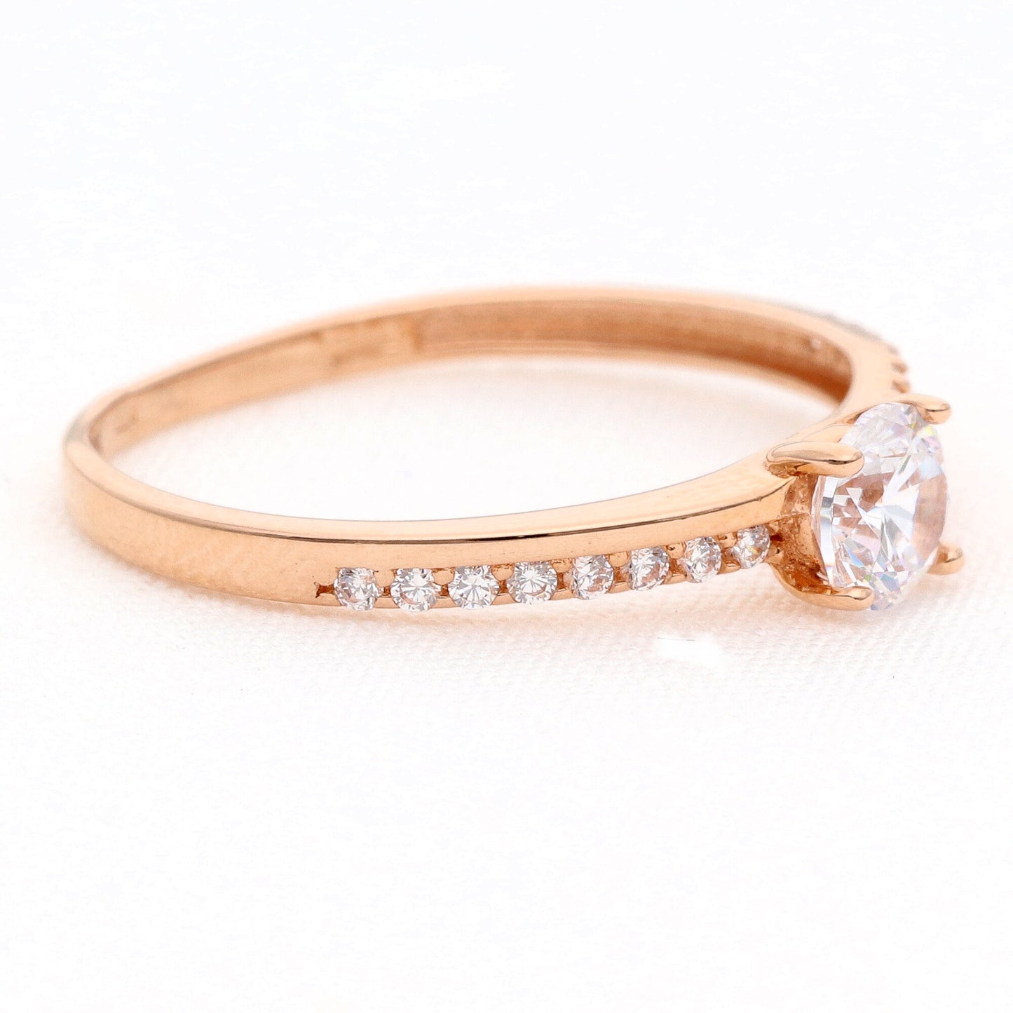 Auksinis žiedas su cirkoniais vestuviniaiziedai.lt
