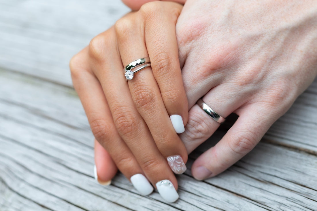 Kaip pasirinkti prie sužadėtuvių žiedo derantį vestuvinį žiedą