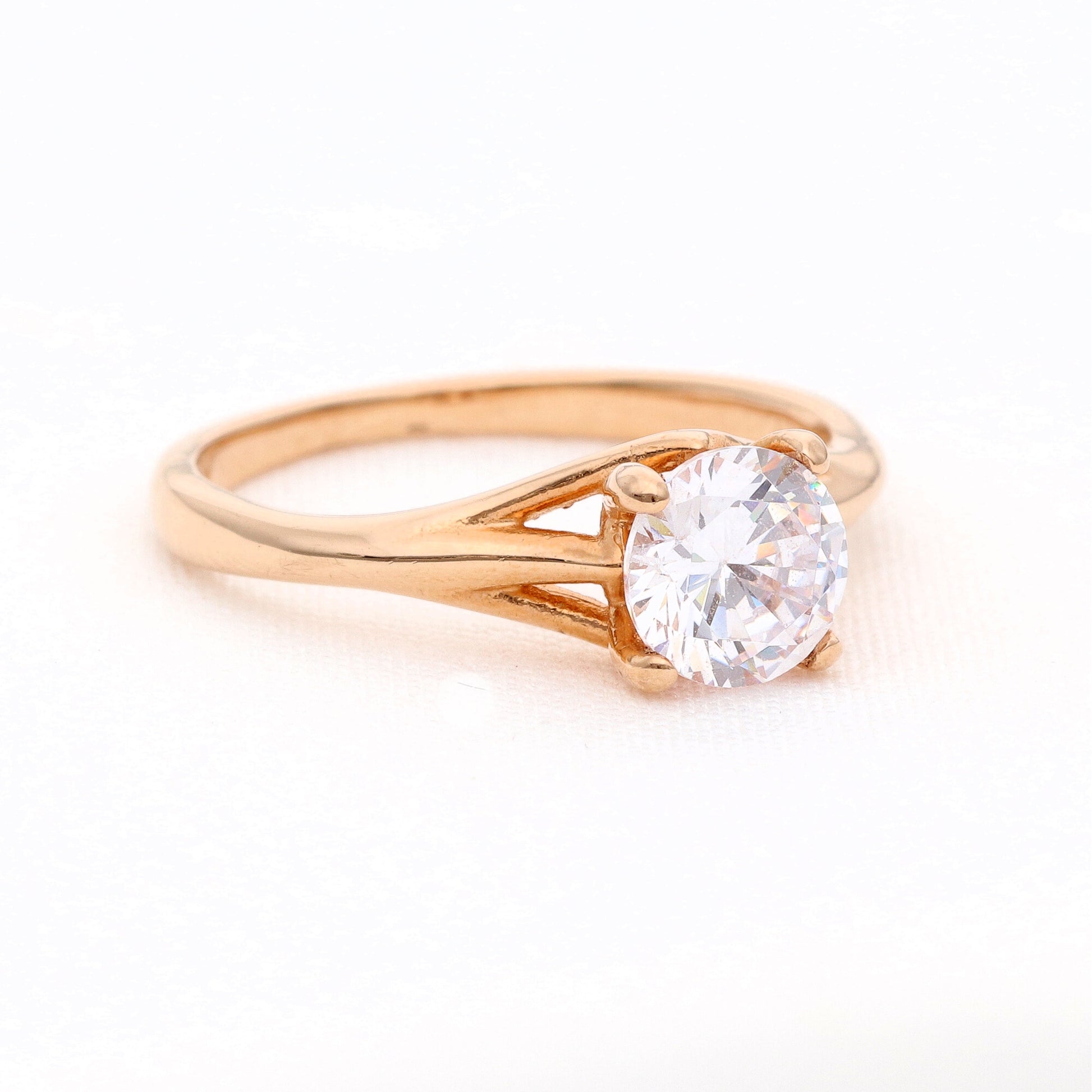 Auksinis žiedas su dideliu cirkoniu vestuviniaiziedai.lt