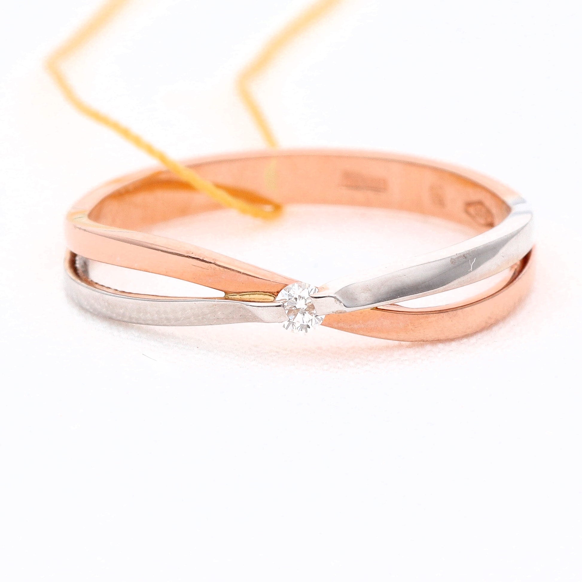 Auksinis žiedas su deimantu 0,03ct vestuviniaiziedai.lt