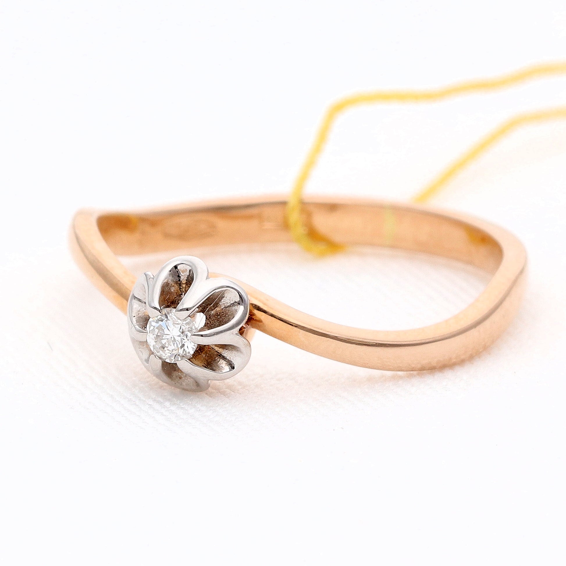 Auksinis žiedas su deimantu 0,044ct vestuviniaiziedai.lt