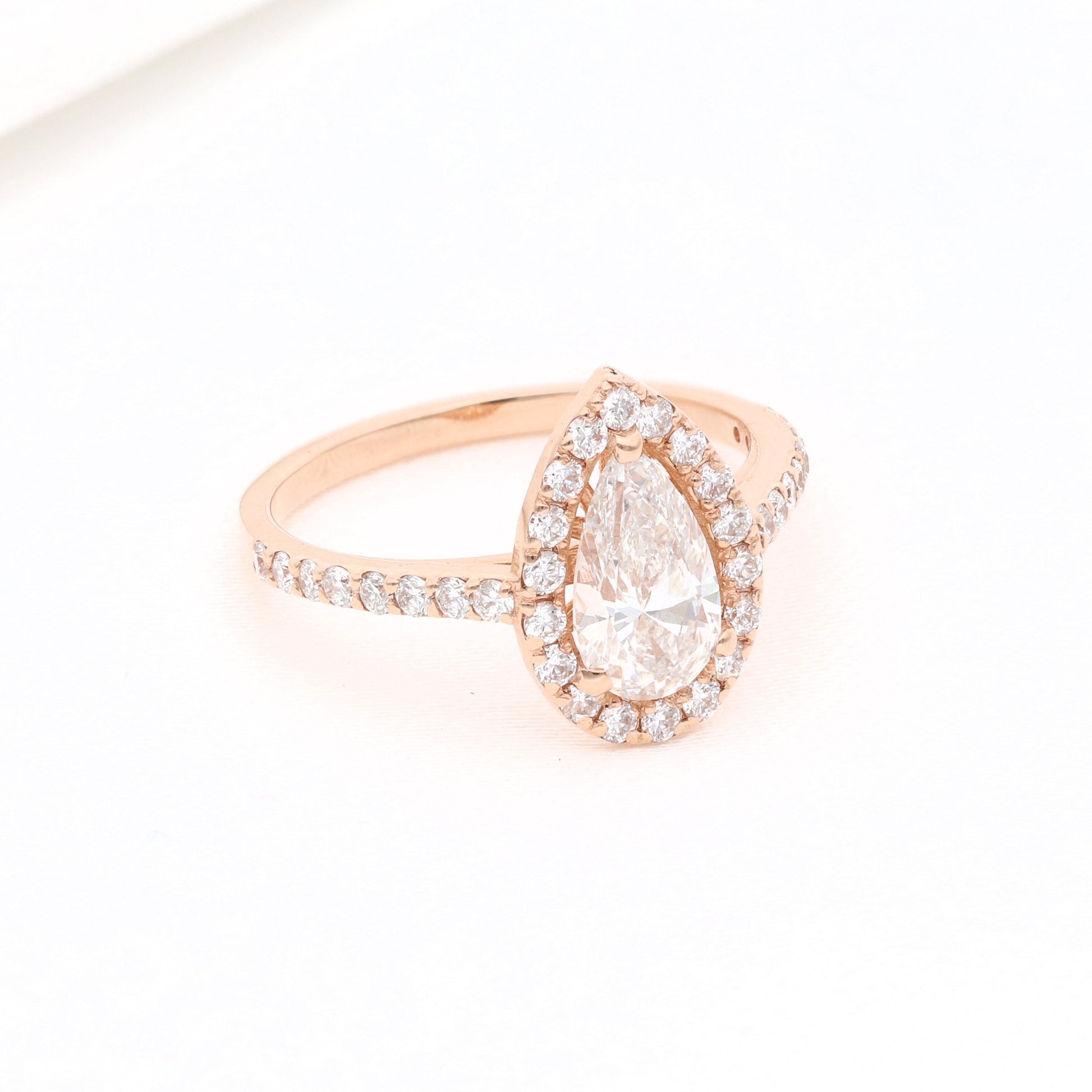 Žiedas su sintetiniais deimantais vestuviniaiziedai.lt