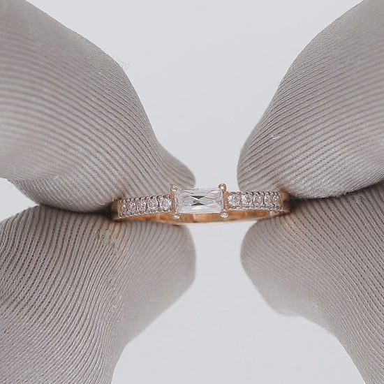 Sužadėtuvių žiedas su šoninėmis briliantų akutėmis