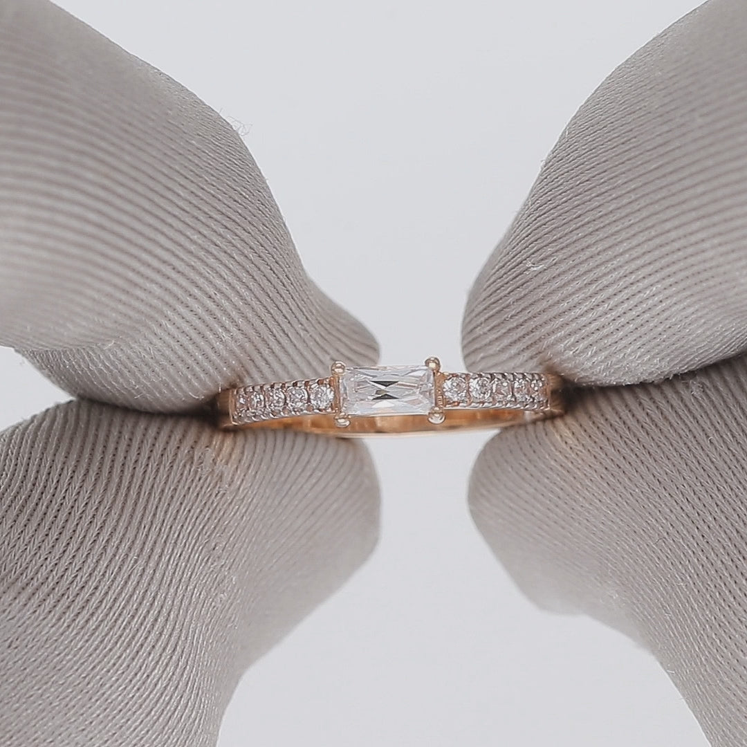 Sužadėtuvių žiedas su šoninėmis briliantų akutėmis