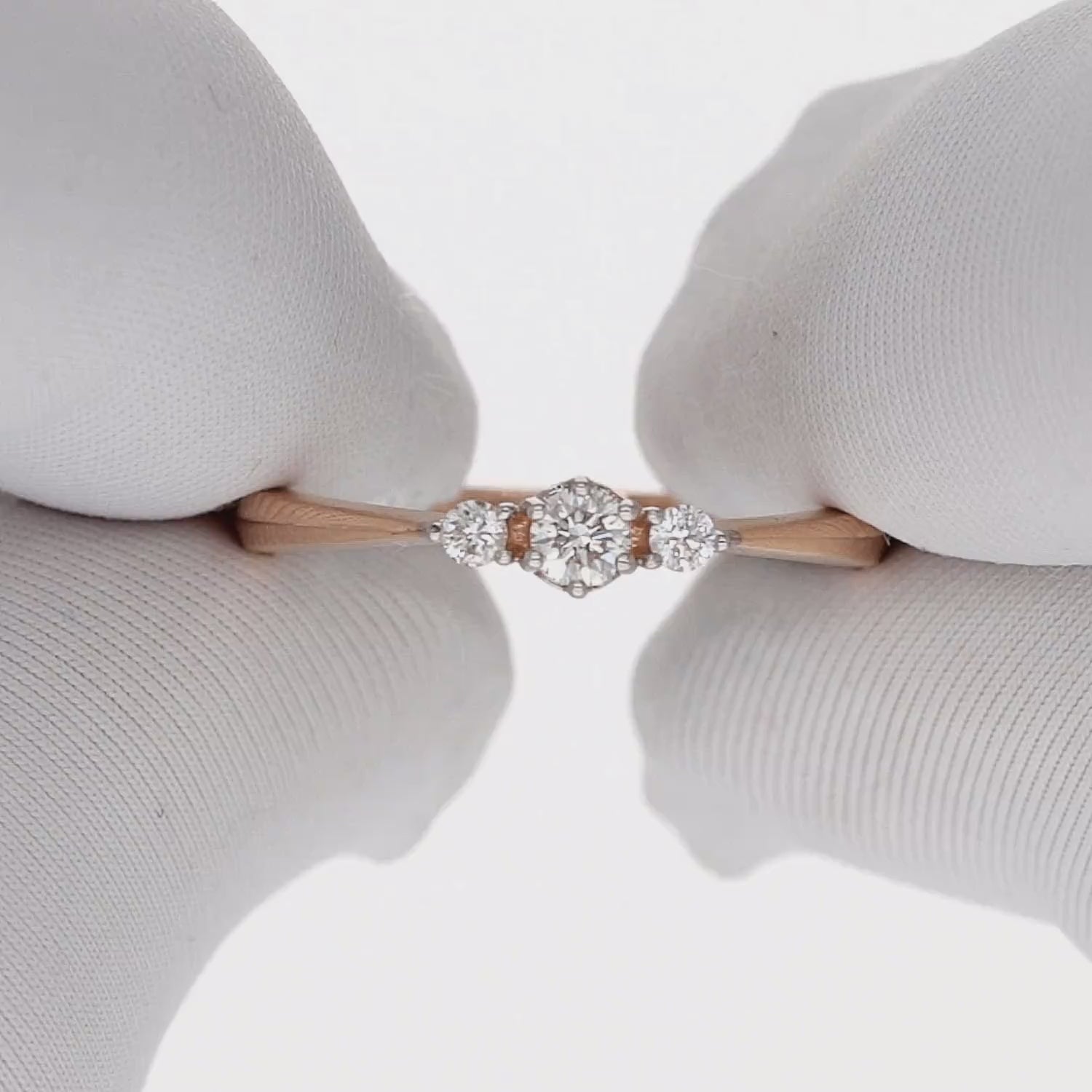 Prabangus balto aukso žiedas su deimantu – sužadėtuvių žiedai internetu kaina