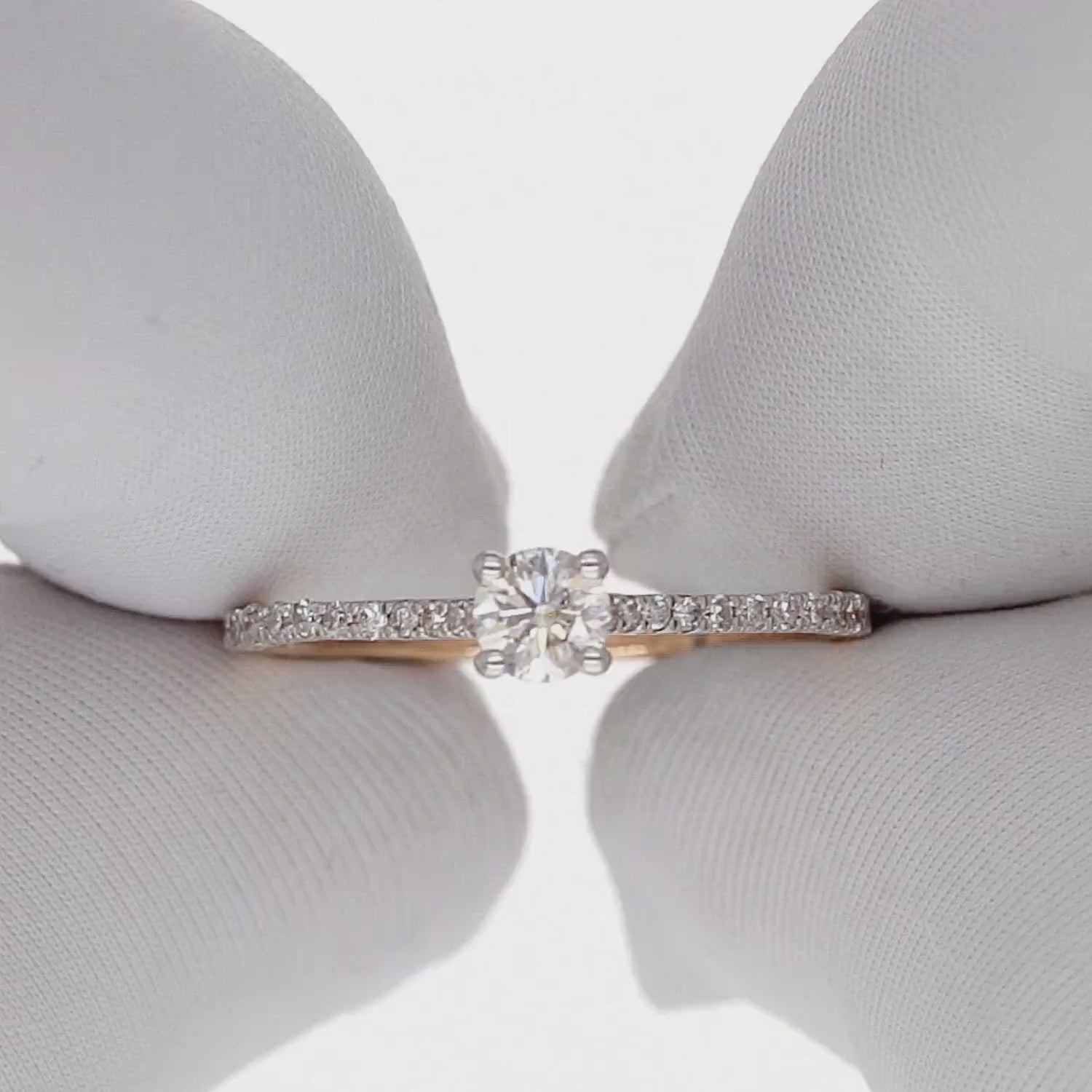 Rausvo aukso sužadėtuvių žiedas su deimantu – žiedai sužadėtuvėms kaina