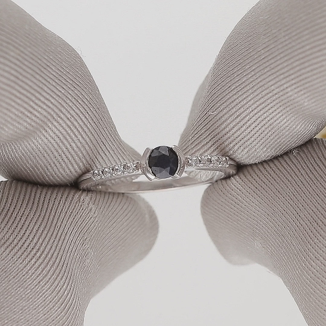 Subtilus moteriškas sužadėtuvių žiedas su deimantu