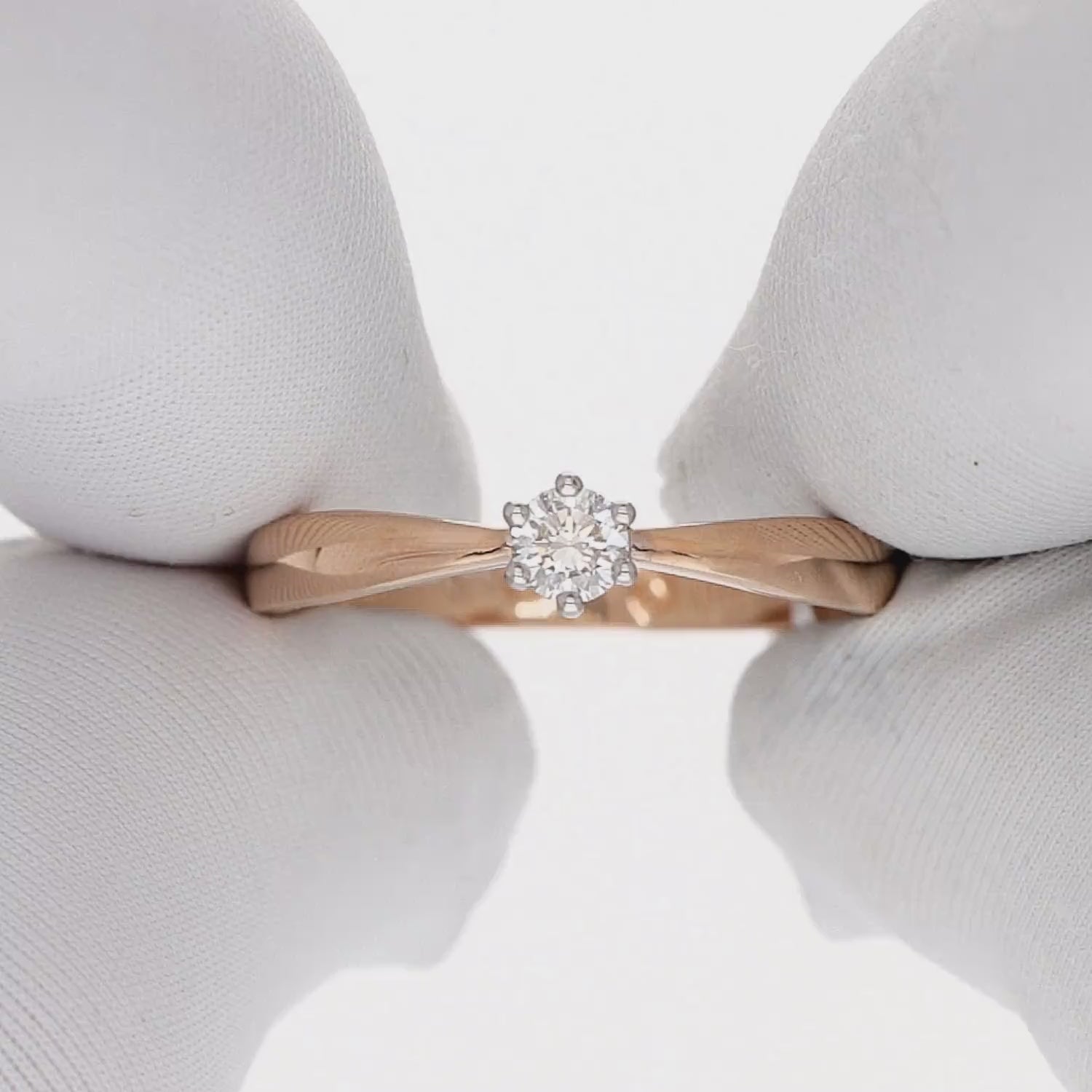 Balto aukso žiedas su briliantu – sužadėtuvių žiedai internetu