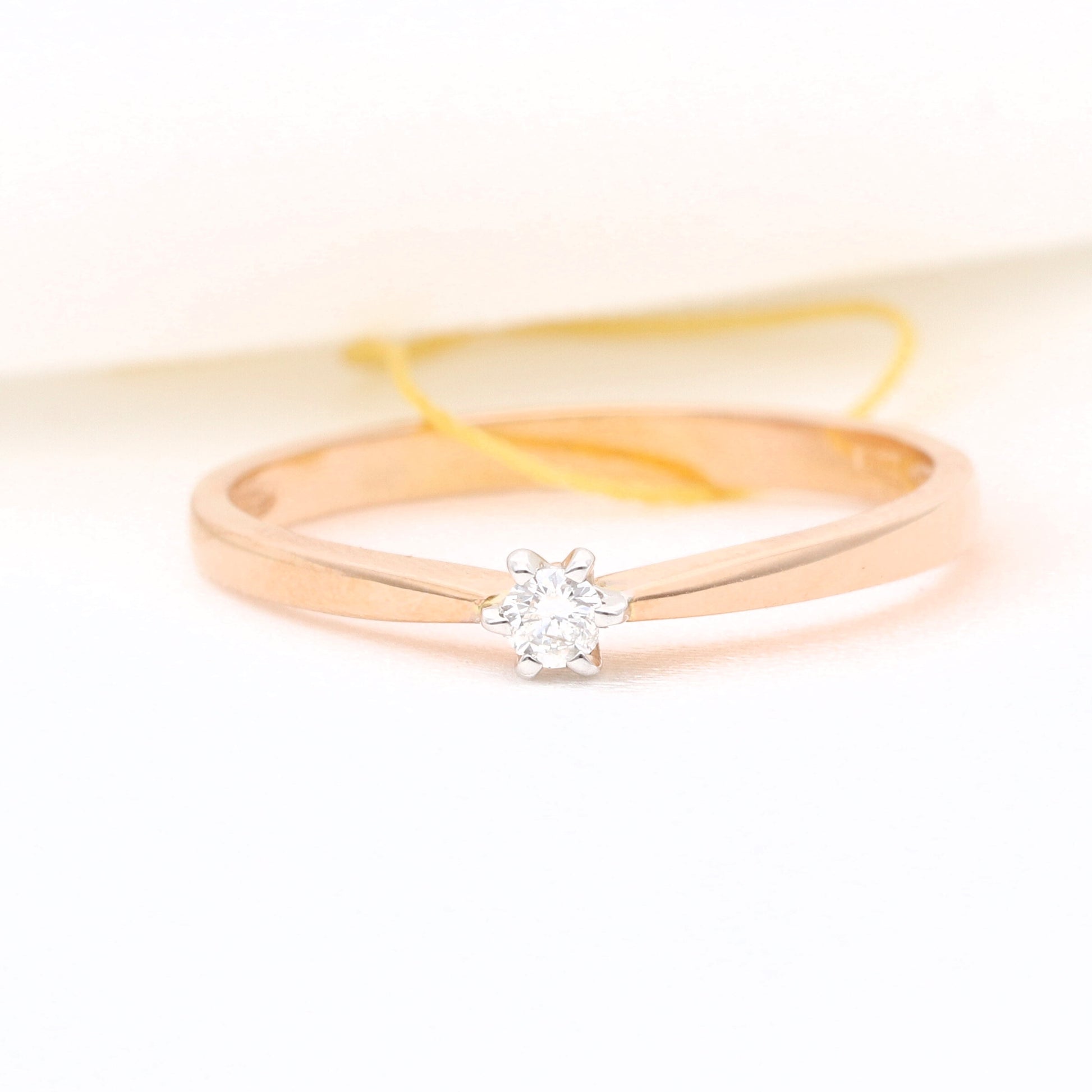 Auksinis žiedas su deimantu vestuviniaiziedai.lt
