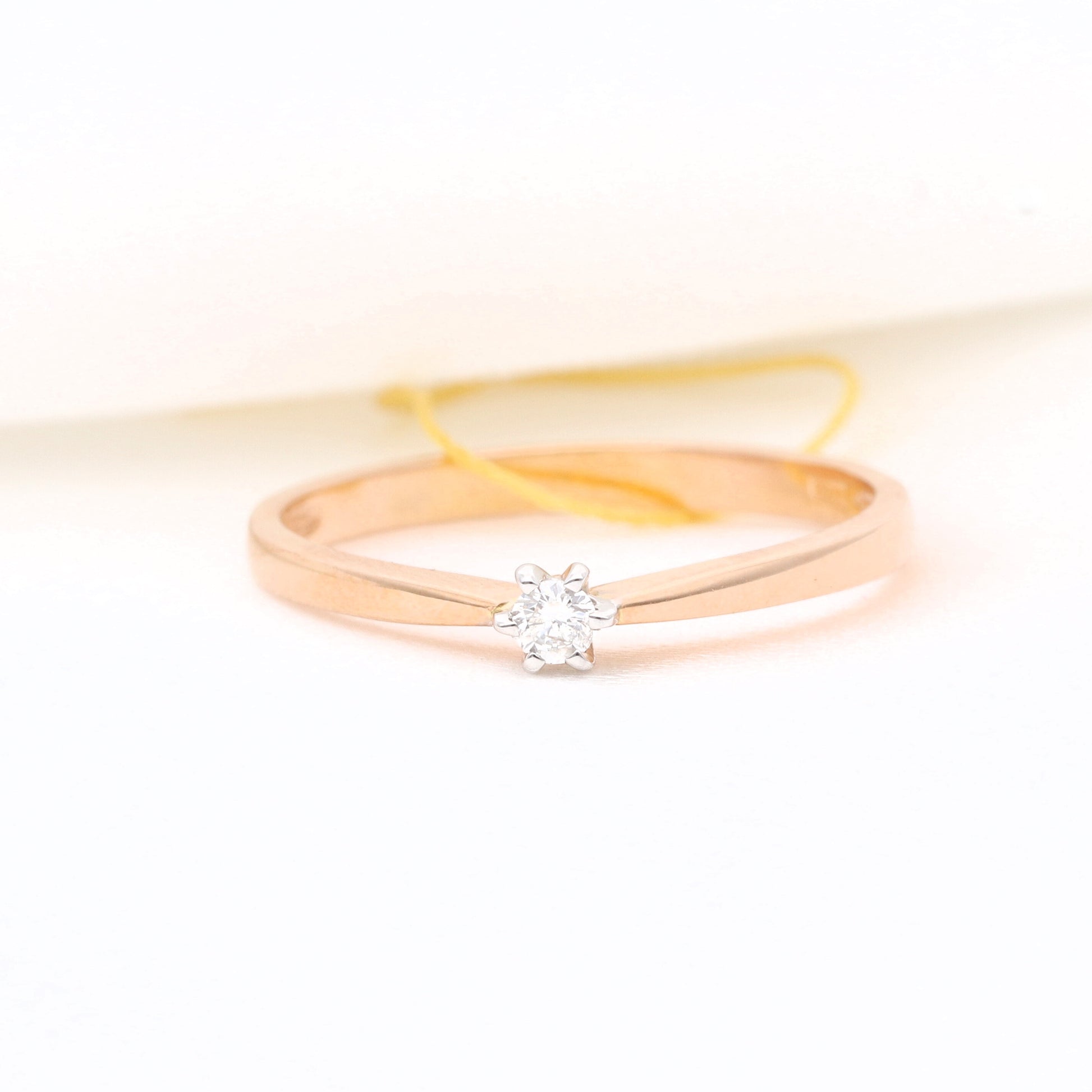 Auksinis žiedas su deimantu vestuviniaiziedai.lt